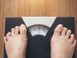 Cara Menimbang Berat Badan yang Benar: Tips Konsisten & Akurat