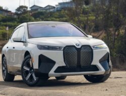 BMW Sukses dengan Mobil Listrik: Strategi Bertaruh yang Membayar