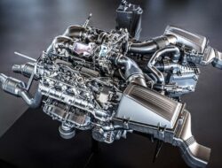 Mesin V-8 Mercedes-AMG Baru: Tenaga Lebih Besar!