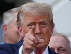 Trump Teken Aturan Baru, Harga Barang Naik Tajam