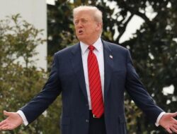 Trump Peringatkan: Bangun Pabrik di AS atau Dihantam Tarif 100%