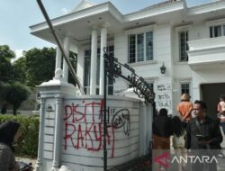Tersangka Penyerangan Petugas Saat Penjarahan Rumah Uya Kuya: Fakta Terbaru